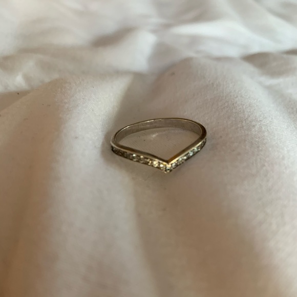 Size 8 V-shaped sterling silver ring - Picture 2 of 5